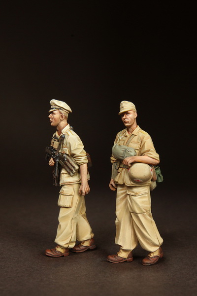 3613SOGA Officer and Сombat Medic  Fallschirmjager- Brigade Ramcke. El Alamein, August 1942. SOGA Miniatures