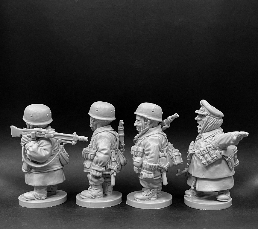 CHM-50.12. Шаржевая миниатюра. WW2: Германская Армия, набор №1 (десантники). В комплекте 4 фигуры. Материал - смола. Chronos Miniatures