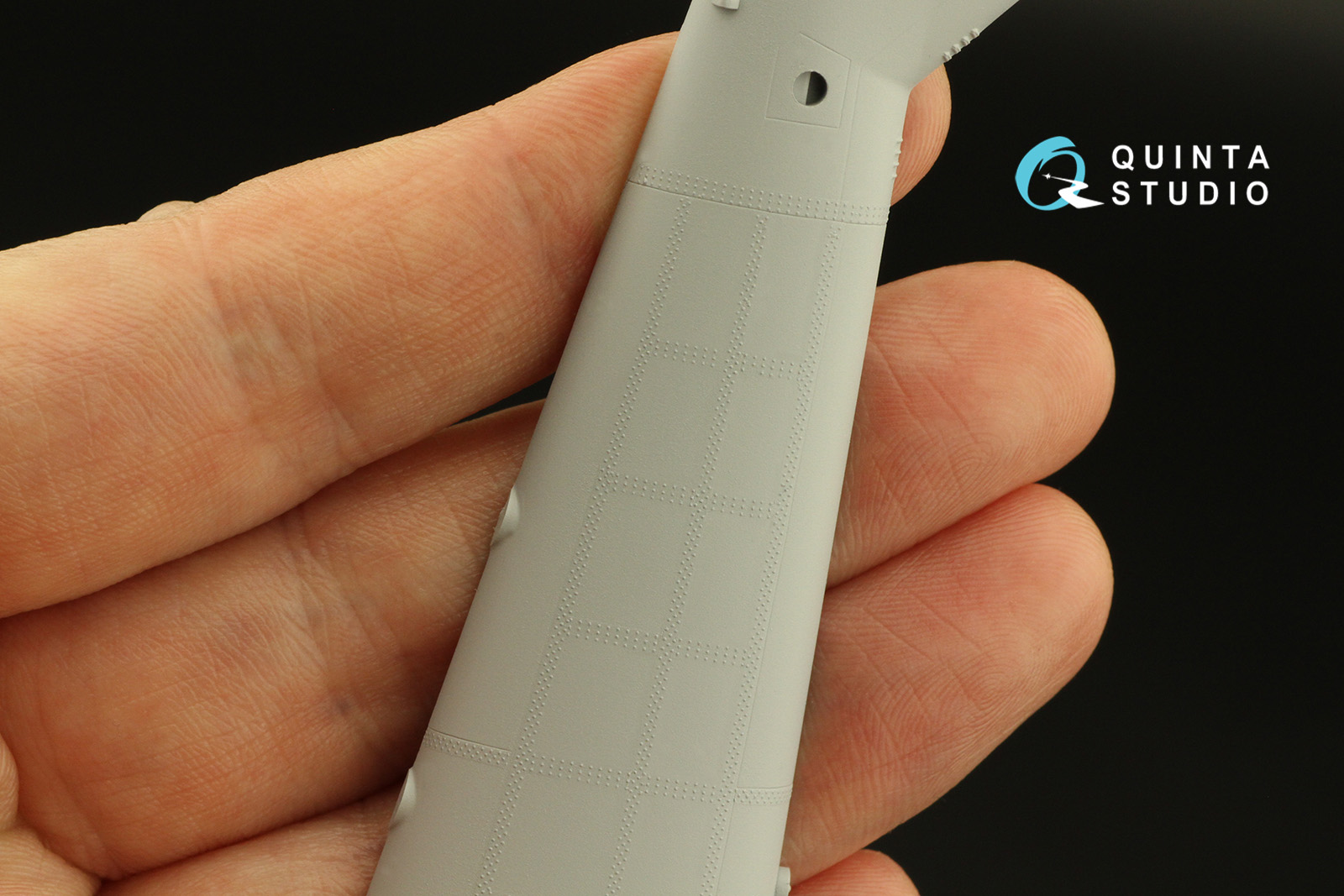 QRV-031 Тройные клепочные ряды (размер клепки 0.10 mm, интервал 0.4 mm, масштаб 1/72), белые,общая длина 6.6