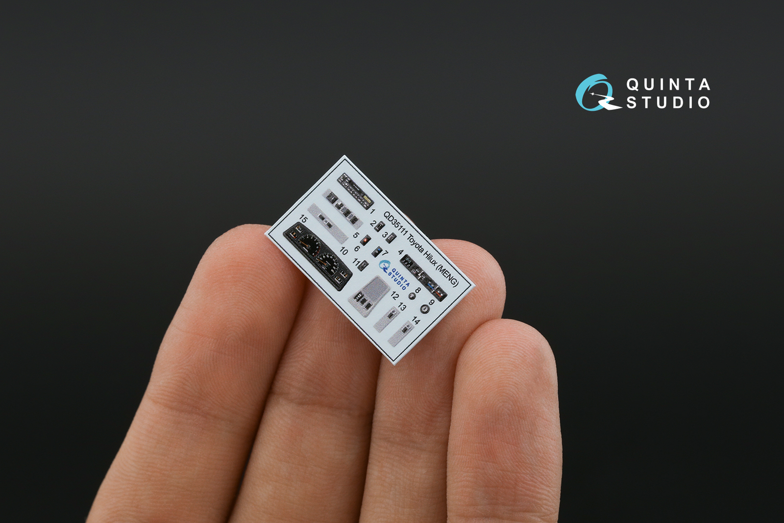 QD35111 3D Декаль интерьера кабины Toyota Hilux (MENG)