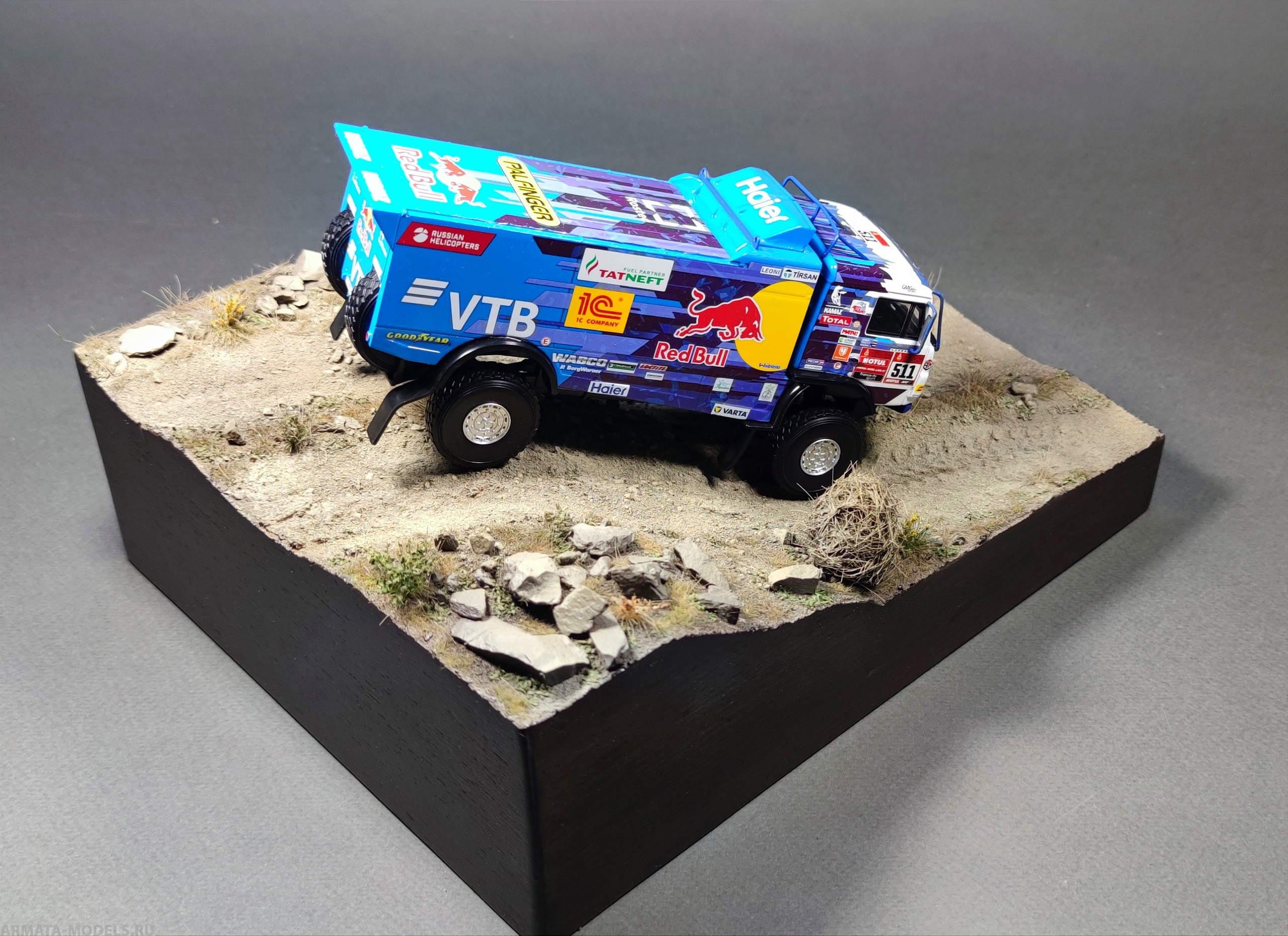 HE-43003 Подставка КамАЗ quot;Подъёмquot; Ящерка в комплекте Размер 25*20