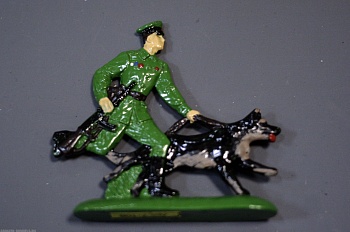 7-108 окрашеная фигура Пограничник на задержании