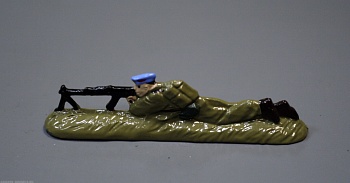 7-128 окрашеная фигура ВДВ. Десантник с пулеметом